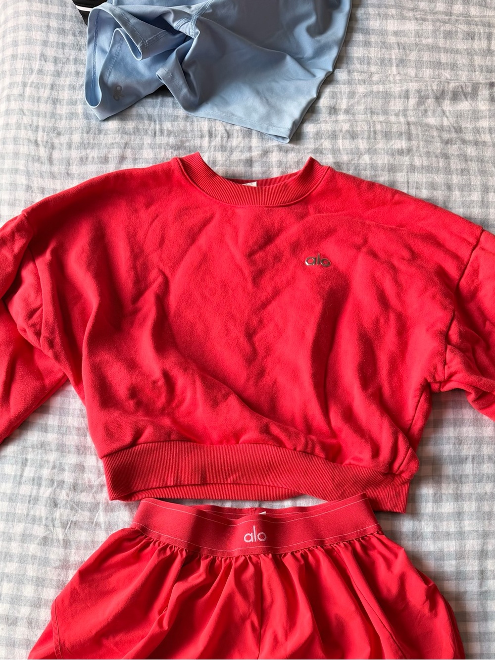 ALO Yoga Accolade crew neck crop style